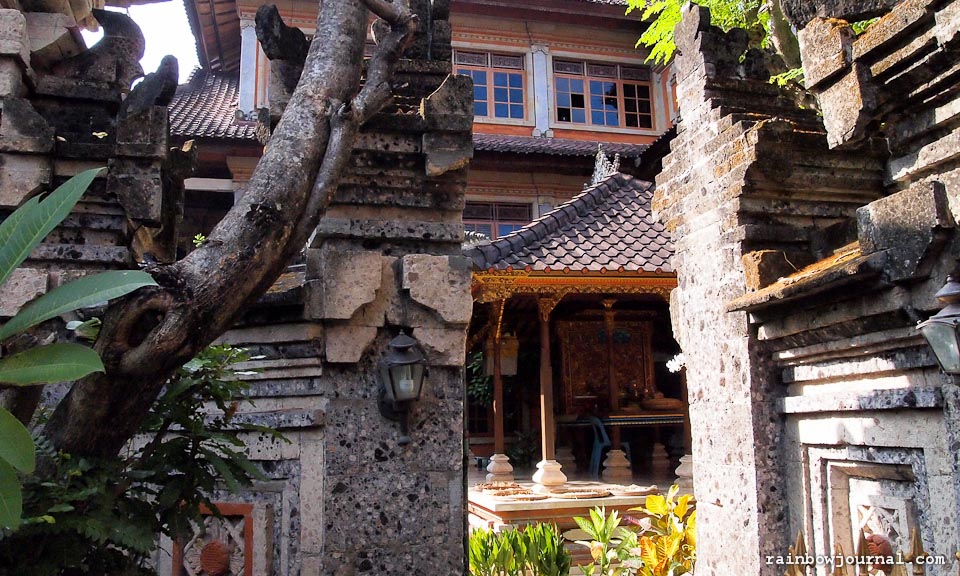 Kuta Beach, Getting There and Accommodations