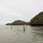 Surrounded by other islands, there are no wave on the beach of Children's Island